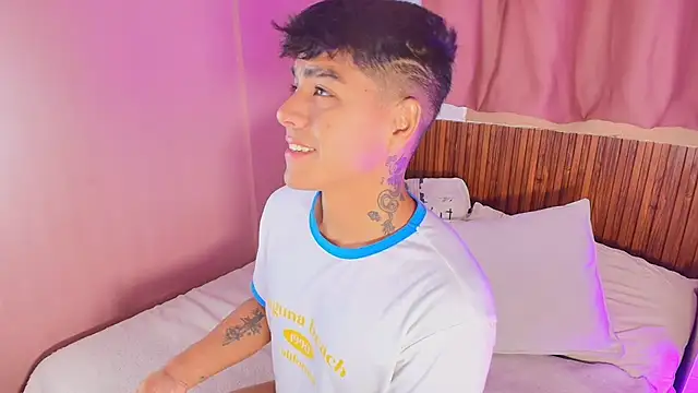 kiing azahell online show from March 11, 2026, 9:10 pm