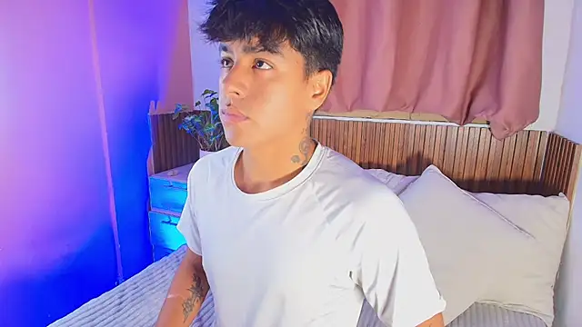 kiing azahell online show from April 18, 2026, 11:16 pm