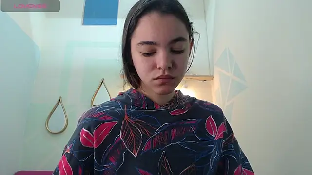 Mia-kalinfa online show from March 10, 2025, 1:21 pm