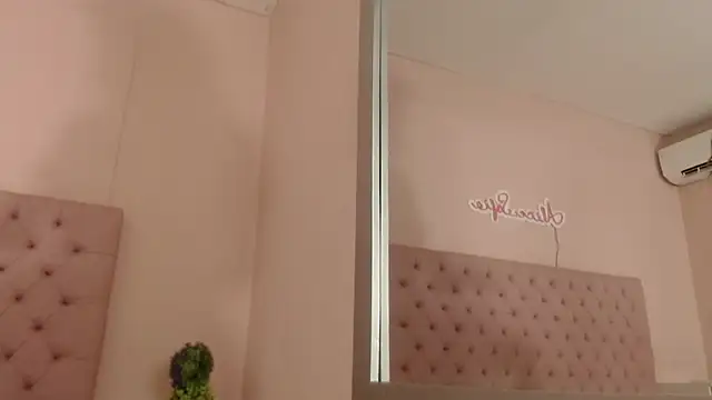 alice sofia online show from October 22, 2025, 1:33 pm