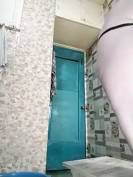 Snapshot of Holly-69 chatting on March 6, 2026, 9:33 pm Holly-69 online show from March 6, 2026, 9:33 pm