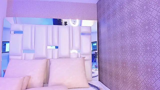 Valery Foxx  online show from December 17, 2024, 12:11 pm