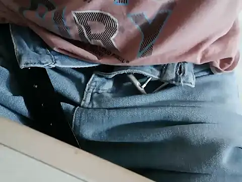 XiaoGuoGuo284512 online show from October 29, 2025, 3:42 am