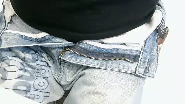 XiaoGuoGuo284512 online show from November 28, 2025, 4:37 am