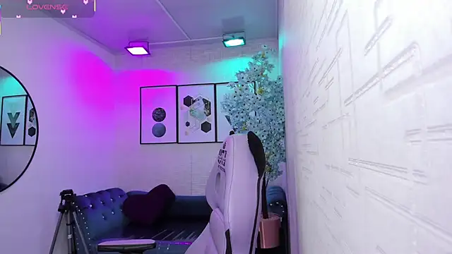 Tiara rr online show from April 15, 2026, 3:24 am