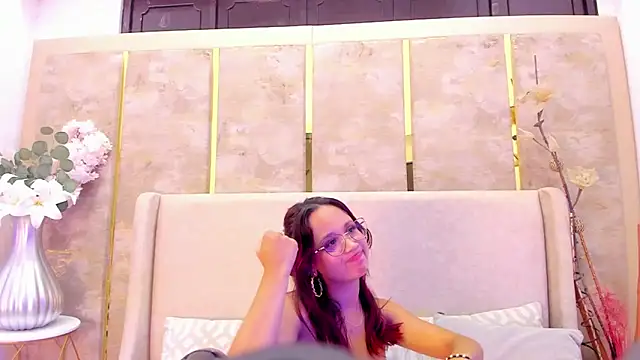 Snapshot of MelanieRoah chatting on March 22, 2025, 10:48 pm MelanieRoah online show from March 22, 2025, 10:48 pm