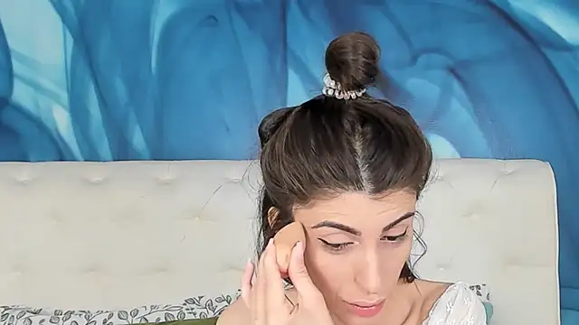 SkinnyDolly online show from October 31, 2025, 3:18 am