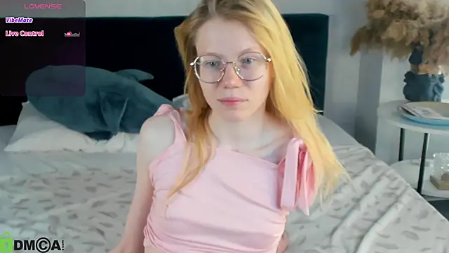 Esme Runn online show from May 6, 2026, 3:02 am