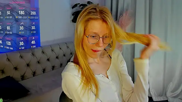Esme Runn online show from June 11, 2026, 3:15 am