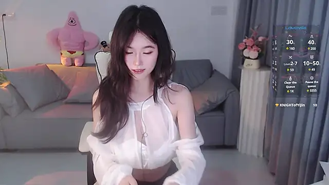 YiJin-a online show from December 6, 2024, 1:44 pm