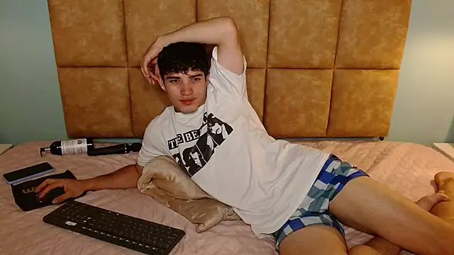 AlejooTwink online show from March 5, 2025, 9:15 pm