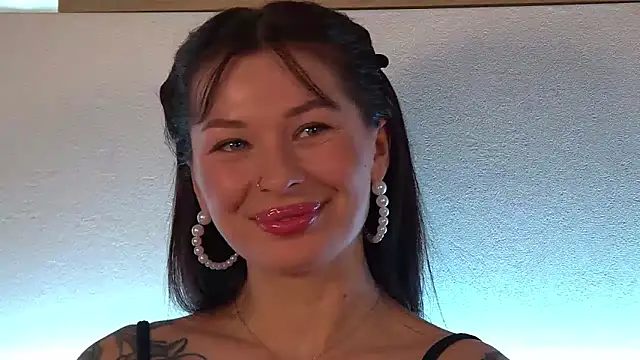 AlexandraBloom online show from February 21, 2025, 3:45 am