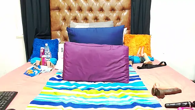 Hotxbums22 online show from October 9, 2025, 7:50 am