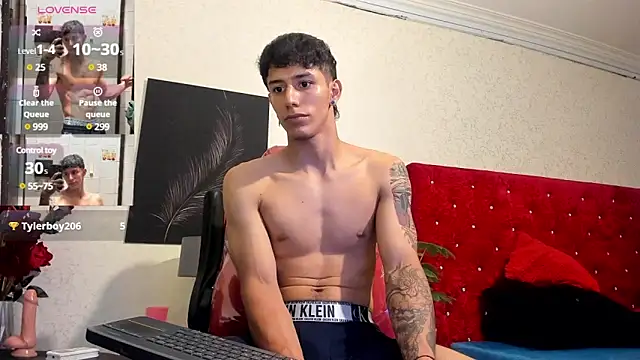 Cristopher23  online show from March 15, 2025, 10:55 pm