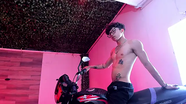 Snapshot of AkazaBoy_ chatting on December 27, 2024, 7:18 am AkazaBoy  online show from December 27, 2024, 7:18 am