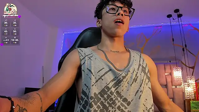 Snapshot of AkazaBoy_ chatting on December 31, 2024, 7:40 pm AkazaBoy  online show from December 31, 2024, 7:40 pm