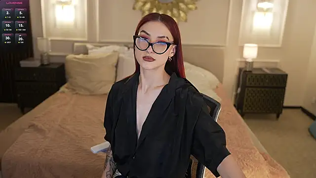 Magnetic Mia  online show from May 25, 2026, 11:00 pm