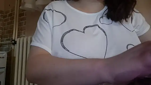 Snapshot of AalinnaK chatting on November 19, 2025, 12:16 pm AalinnaK online show from November 19, 2025, 12:16 pm