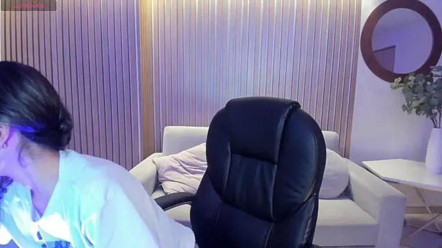 Snapshot of TaraLawrence chatting on February 28, 2025, 3:37 am TaraLawrence online show from February 28, 2025, 3:37 am