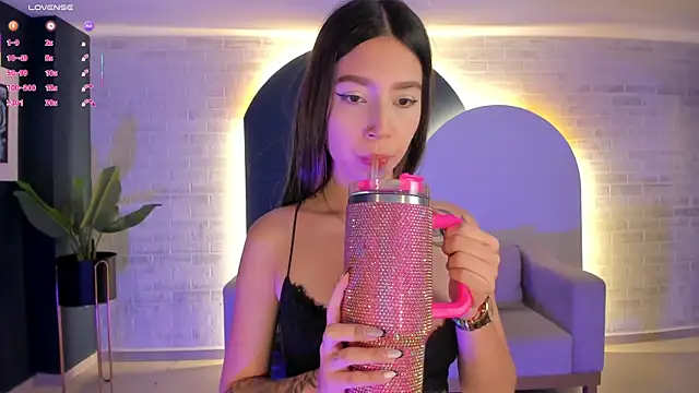 Snapshot of TaraLawrence chatting on November 29, 2025, 4:15 am TaraLawrence online show from November 29, 2025, 4:15 am