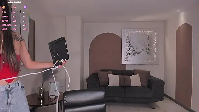 Snapshot of TaraLawrence chatting on January 31, 2026, 7:23 pm TaraLawrence online show from January 31, 2026, 7:23 pm