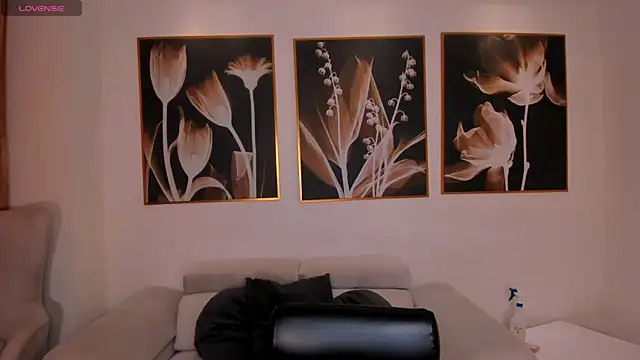 Snapshot of TaraLawrence chatting on February 5, 2026, 3:33 am TaraLawrence online show from February 5, 2026, 3:33 am