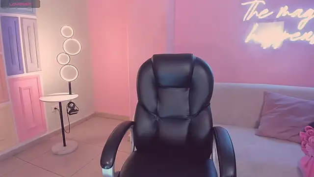 Snapshot of TaraLawrence chatting on February 8, 2026, 5:00 am TaraLawrence online show from February 8, 2026, 5:00 am