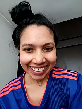 Snapshot of KimPielCanela chatting on October 1, 2025, 3:07 pm KimPielCanela online show from October 1, 2025, 3:07 pm