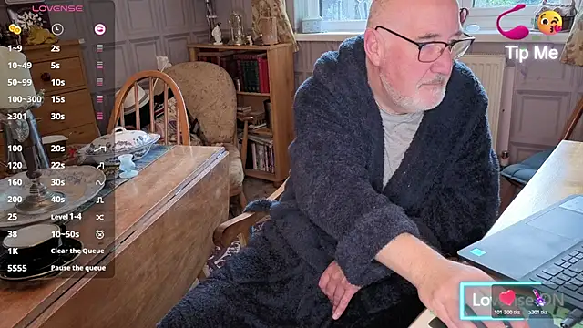 Adamdaddybear online show from October 28, 2025, 7:34 am