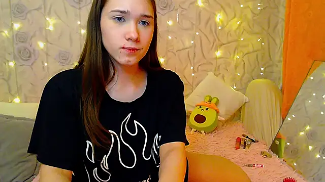 fluffy kitty  online show from October 30, 2025, 9:04 pm