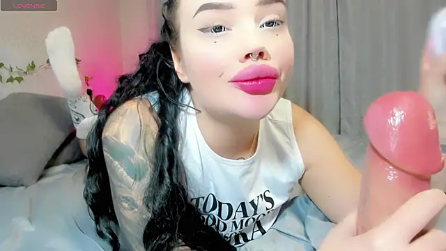 Aira vi online show from October 13, 2025, 2:06 pm