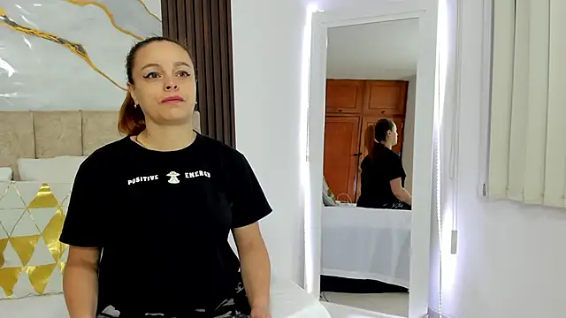 cristalwalker   online show from February 7, 2026, 10:41 am