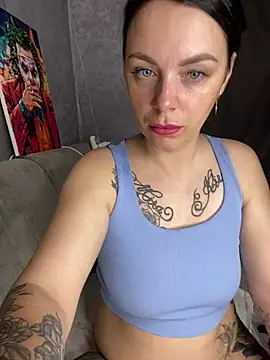 Lola Hale online show from June 12, 2026, 8:30 pm