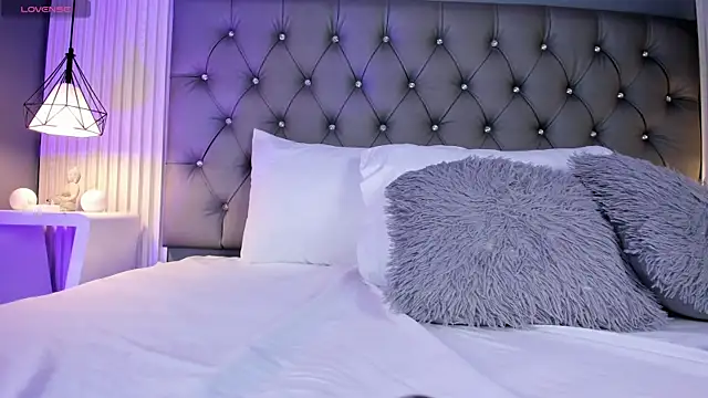 VioletthaRous online show from March 19, 2026, 10:36 pm