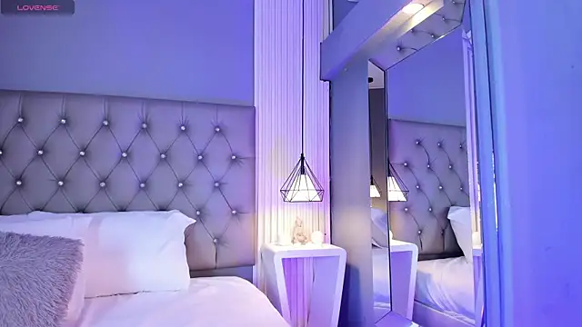 VioletthaRous online show from April 4, 2026, 10:40 pm