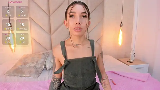 Mollymoon1 online show from March 5, 2025, 7:06 pm