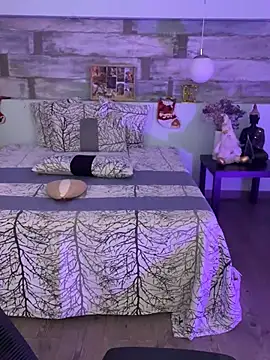 Alisha-Bond online show from December 8, 2024, 1:35 am