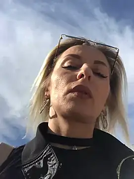 Diamond Bunny  online show from March 8, 2025, 1:03 pm