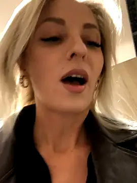 Diamond Bunny  online show from October 5, 2025, 2:04 pm