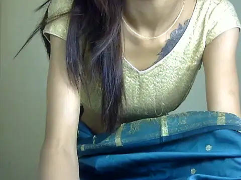 MAAYRA 09 online show from April 11, 2026, 9:02 am