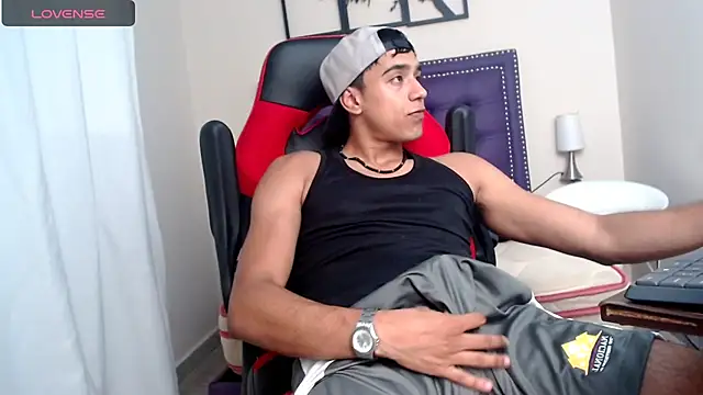 karlgiles  online show from December 8, 2024, 5:55 pm