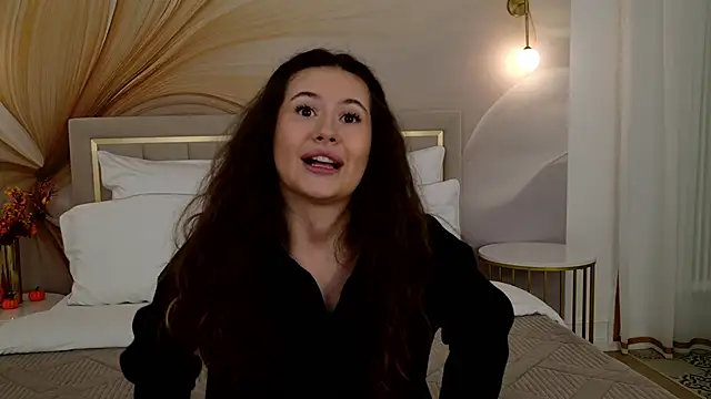 milaleoneli online show from November 3, 2025, 3:02 pm