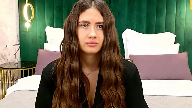 milaleoneli online show from March 4, 2026, 2:56 pm