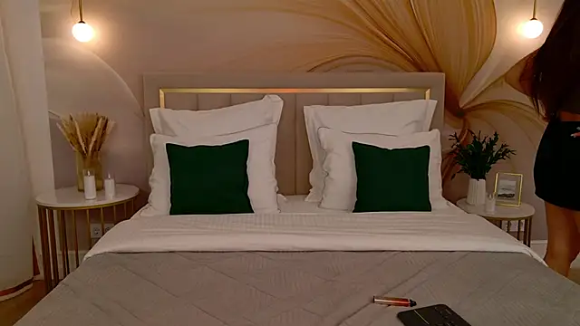 milaleoneli online show from March 15, 2026, 3:07 pm