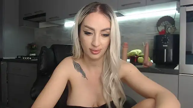 queenzoora online show from May 21, 2026, 10:06 pm
