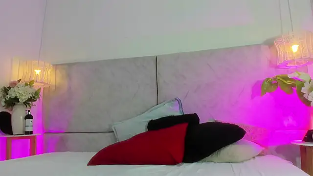 naomiii   online show from March 25, 2026, 11:38 am