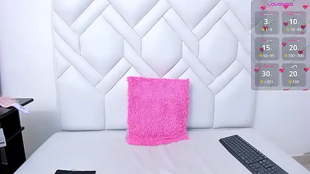 Analia18  online show from February 3, 2026, 1:27 pm