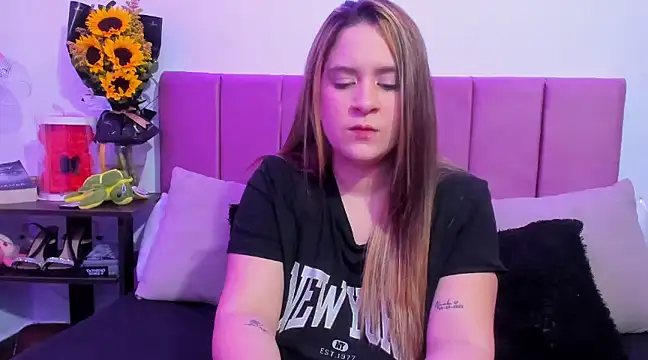 Snapshot of EmmyGray chatting on December 10, 2024, 6:33 am EmmyGray online show from December 10, 2024, 6:33 am