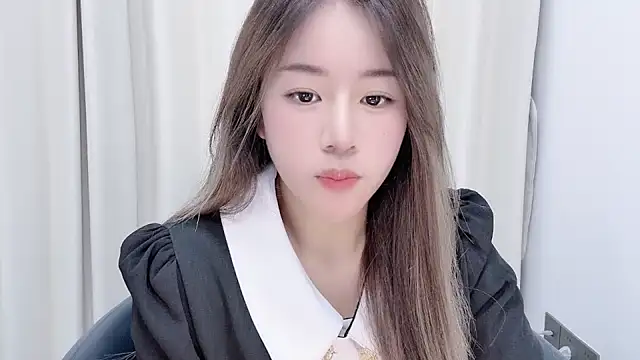 chloe-01 online show from December 12, 2024, 12:22 pm