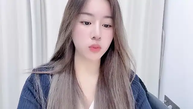 chloe-01 online show from January 23, 2025, 12:30 pm